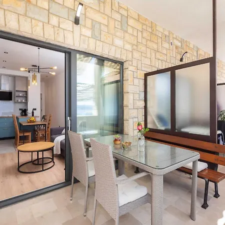 Tomas With Balcony And Sea View Apartment